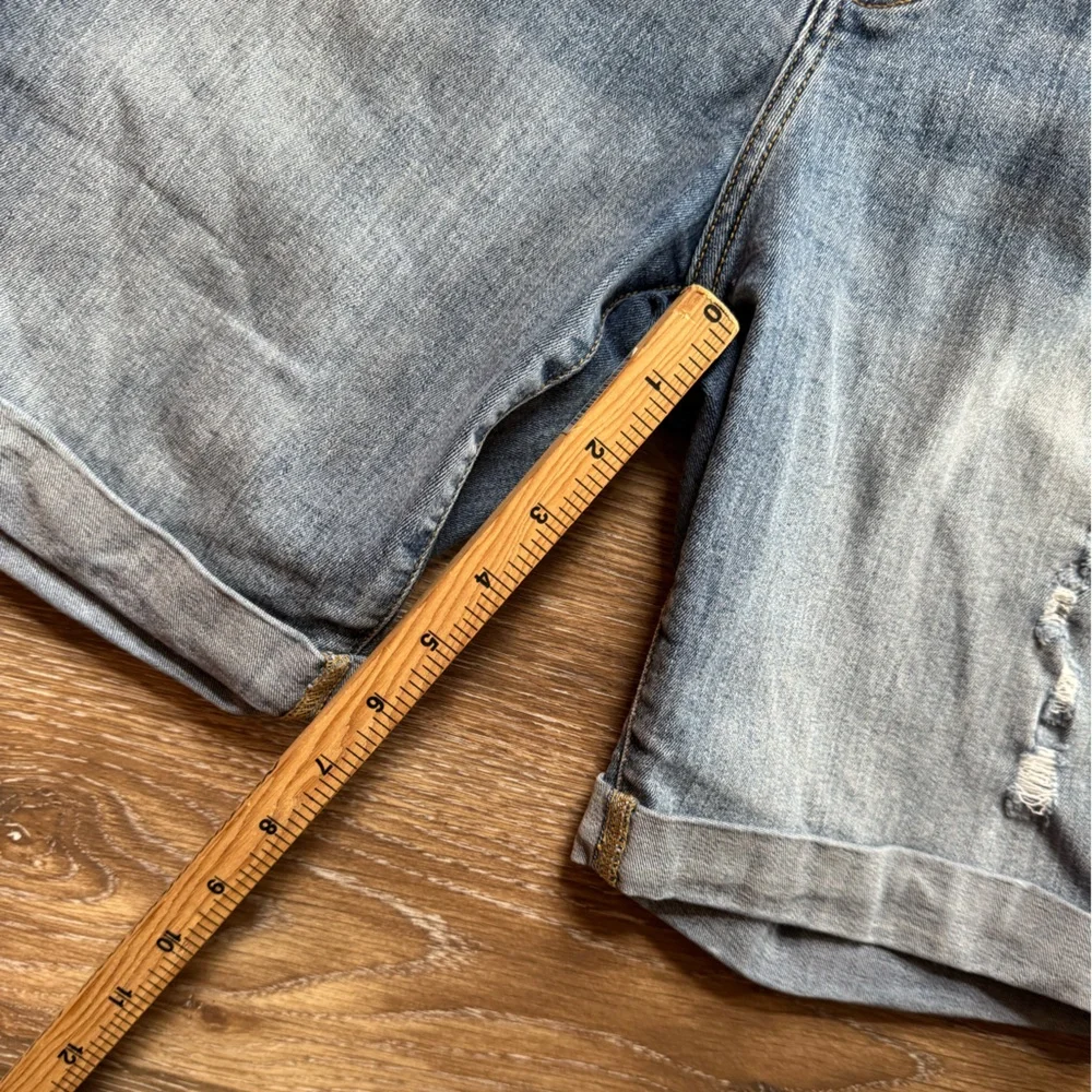 Universal Threads lightly distressed‎ cuffed Bermuda short. Sz 14WR